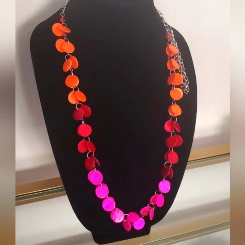 Long Pearl Pink and Orange Necklace. 🌴